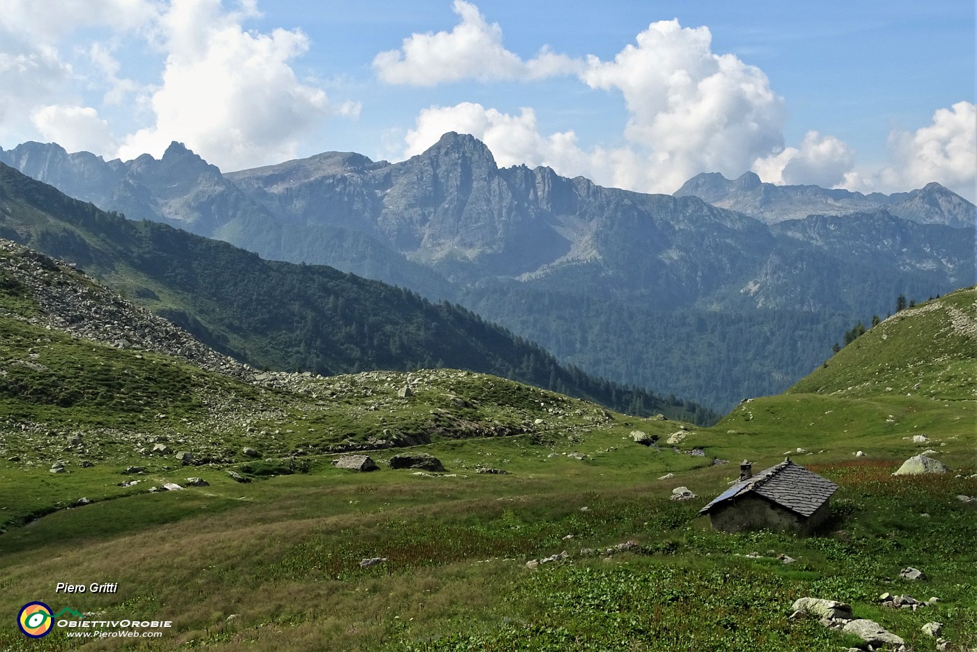 31 Baita del Lago presso il Lago di Val Sambuzza con vista verso il Pizzo del Becco.JPG